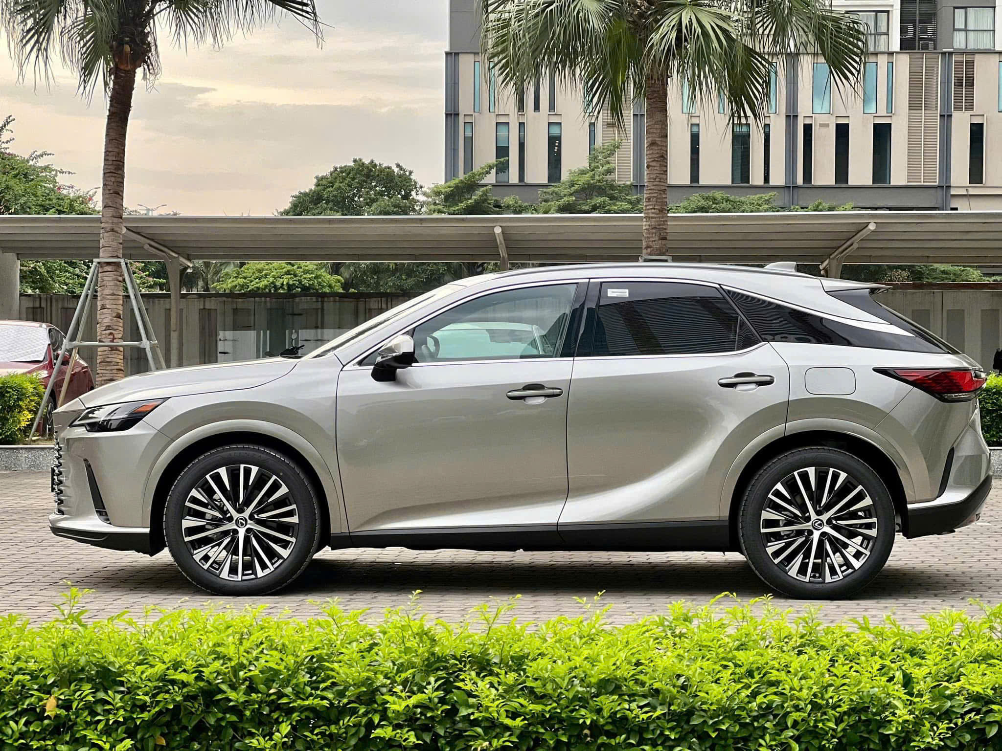 Phần thân xe mang phong cách coupe nhẹ với trụ C vuốt cong về phía sau
